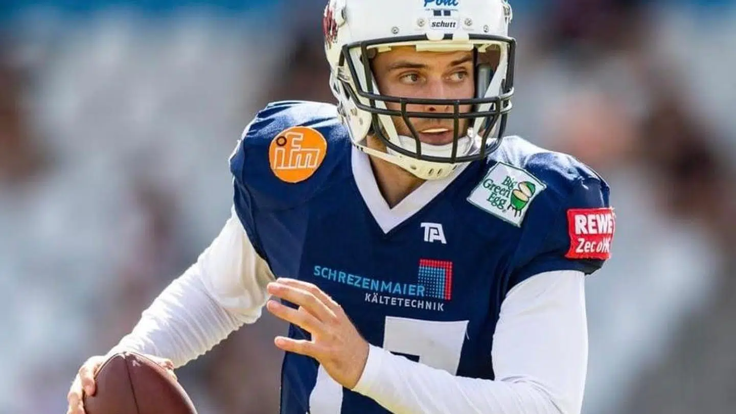 Alexander Kronborg Bjerre skulle have været startende quarterback i sin nye tyske klub, men så hentede de pludselig en amerikaner, der henviste danskeren til bænken. Men i næste sæson er de 26-årige aalborgenser tilbage som starter.