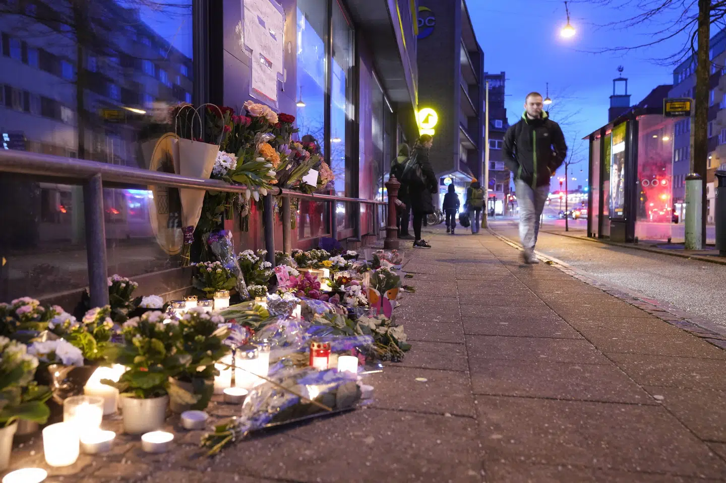 Her ses blomster ud for Vesterbro 99 i Aalborg, hvor Mia Skadhauge Stevn på videoovervågning sidst er set i live. Bo Amstrup/Ritzau Scanpix
