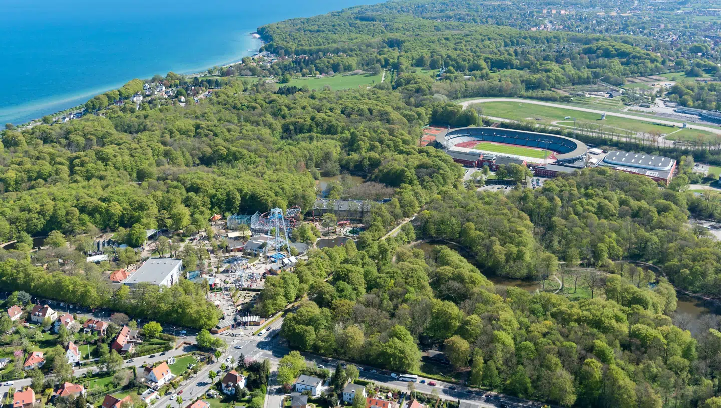 Stadion i Kongelunden ligger smukt placeret ved skov, by og vand.