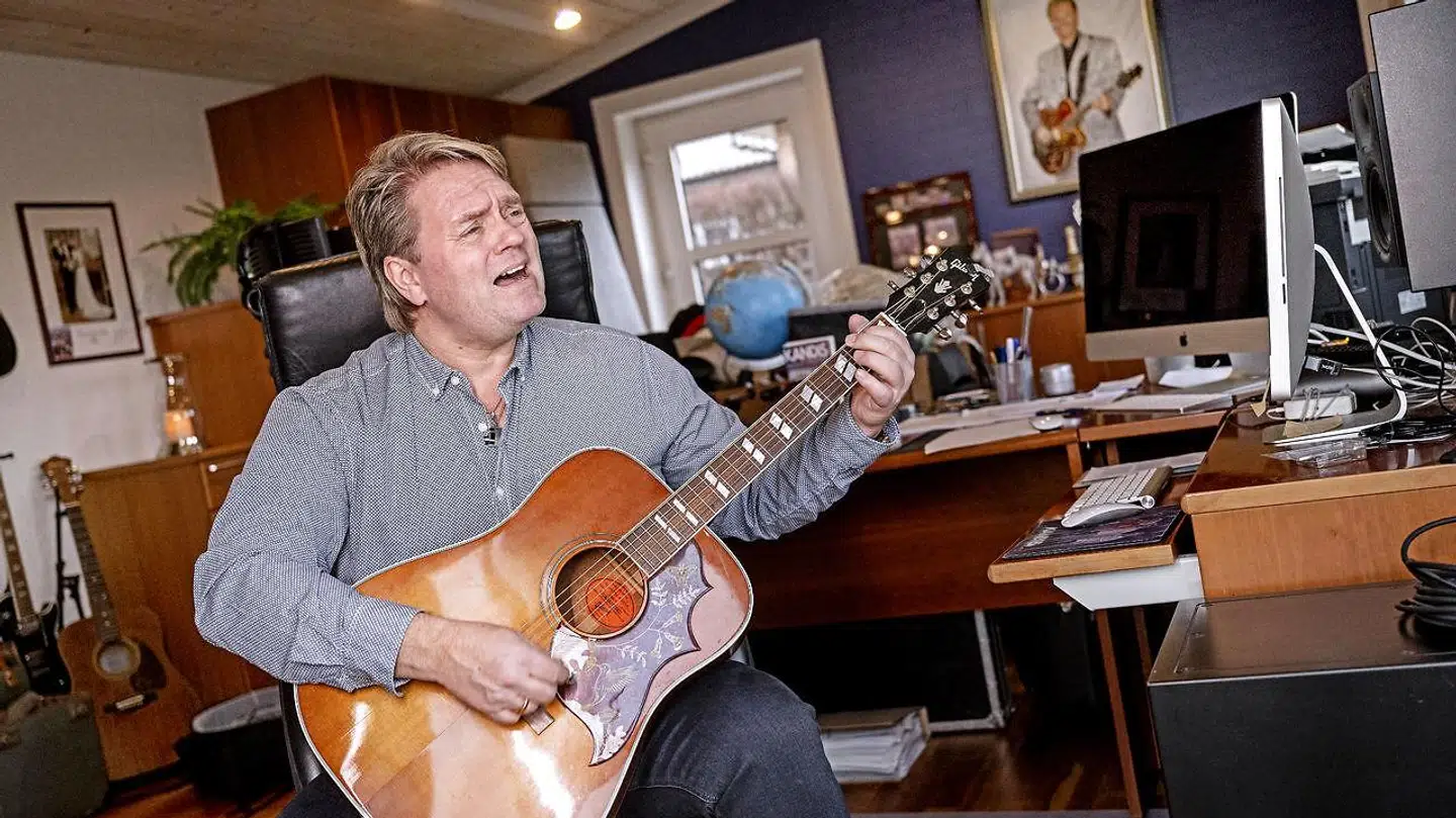 Johnny Hansen, forsanger og guitarist i dansktop-bandet Kandis. Johnny bor i Hurup, hvor han altid har boet, sammen med hustruen Gitte Mortensen, sønnen Nicklas og hunden Bailey.