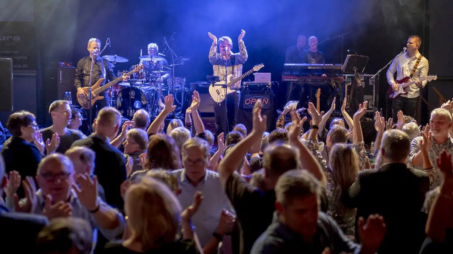 Johnny Hansen kører 100.000 km om året og kender hver en flække af kongeriet. Her spiller ham og hans band Kandis til halbal i Aaruphallen på Vestfyn.