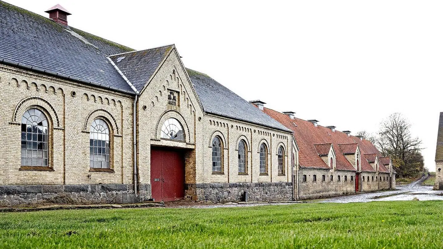 Staldbygningerne og det gamle ridehus ser også ud til at trænge til en kærlig hånd.