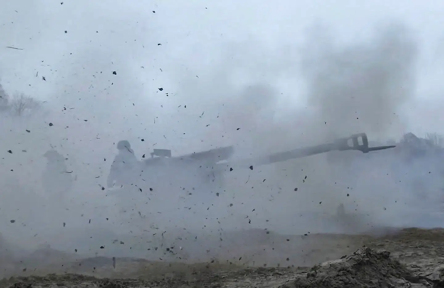 Russiske soldater affyrer en kanon.