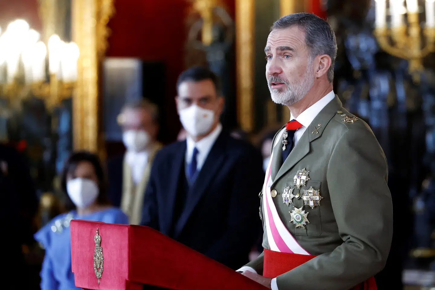 Spaniens kong Felipe VI er testet positiv for covid-19, meddeler hoffet i Madrid onsdag. Den 54-årige monark har kun milde symptomer, hedder det. Kongen blev testet positiv onsdag morgen, efter at han havde haft lettere symptomer aftenen før. Mariscal/Ritzau Scanpix