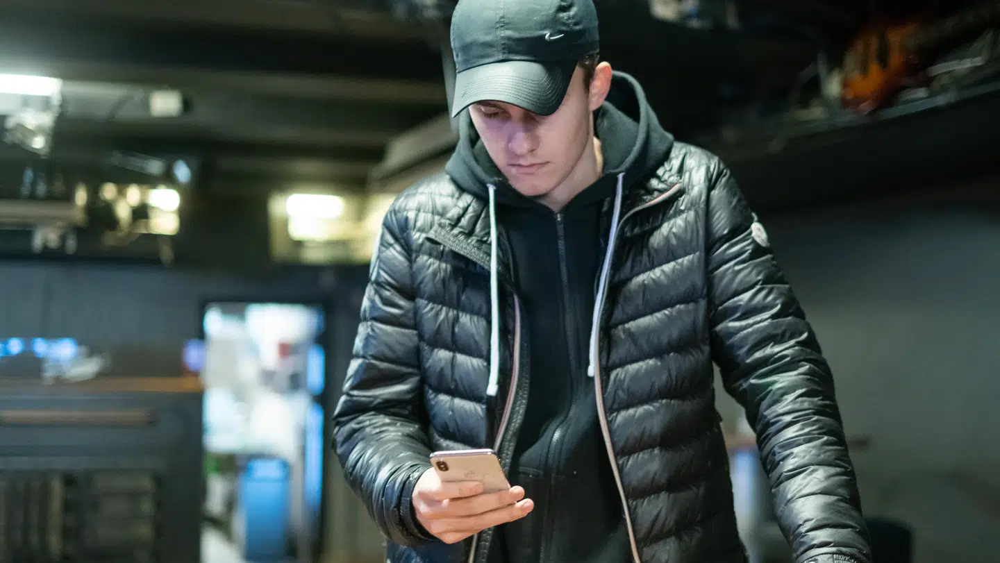 Lasse Bøgelund Madsen, bestyrer af Club Wolf, kigger på mobilen, der viser overvågningsbilleder af forsvundne Mia Skjaldhauge Stevn på besøg på natklubben kort før hendes forsvinden.