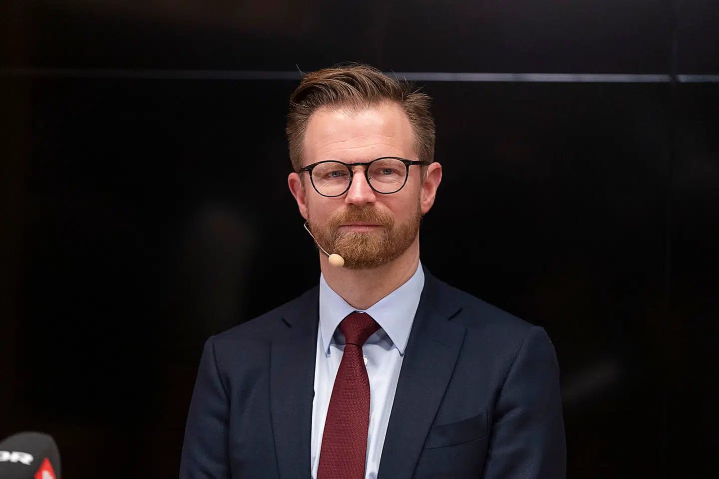 Tidligere transportminister Benny Engelbrecht (S) og tidligere minister for ligestilling Peter Hummelgaard (S) overdrager til transportminister og minister for ligestilling Trine Bramsen (S), i Transportministeriet, i København tirsdag den 8. februar 2022.. (Foto: Claus Bech/Ritzau Scanpix)