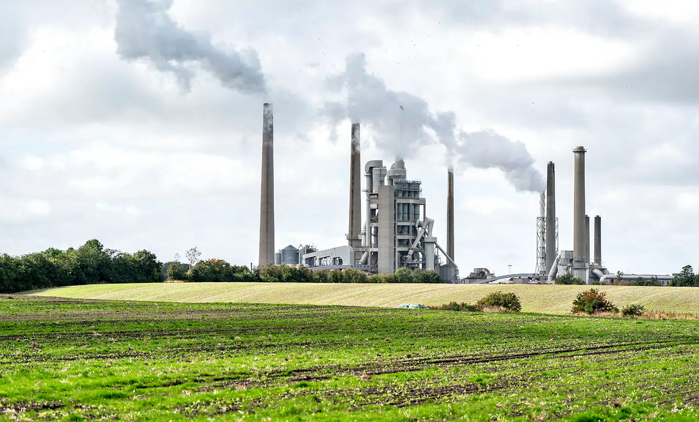 Aalborg Portland er Danmarks suverænt største udleder af CO2 og udleder således 14 gange så meget som den næststørste klimasynder. Alligevel skal virksomheden betale væsentlig mindre for udledningen end andre danske virksomheder, foreslår regeringen.