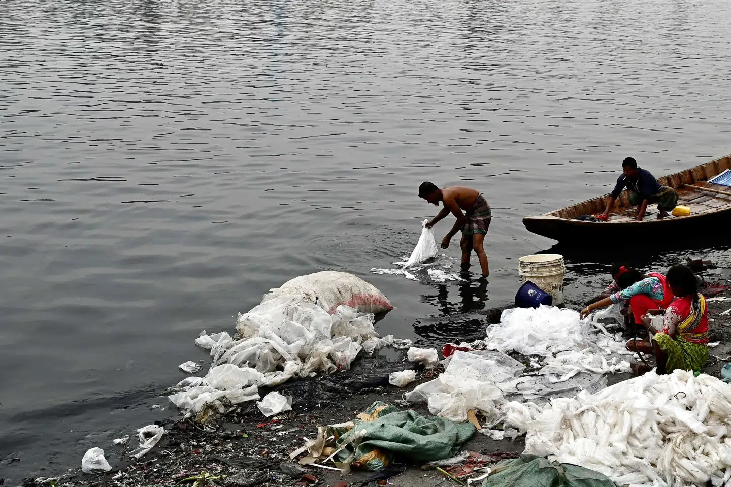 WWF Verdensnaturfonden erkender, at det vil være ekstremt svært og ekstremt dyrt at forsøge at rense havene for plastik. (Arkivfoto) Munir Uz Zaman/Ritzau Scanpix