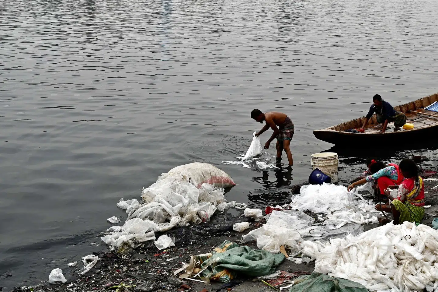 WWF Verdensnaturfonden erkender, at det vil være ekstremt svært og ekstremt dyrt at forsøge at rense havene for plastik. (Arkivfoto) Munir Uz Zaman/Ritzau Scanpix