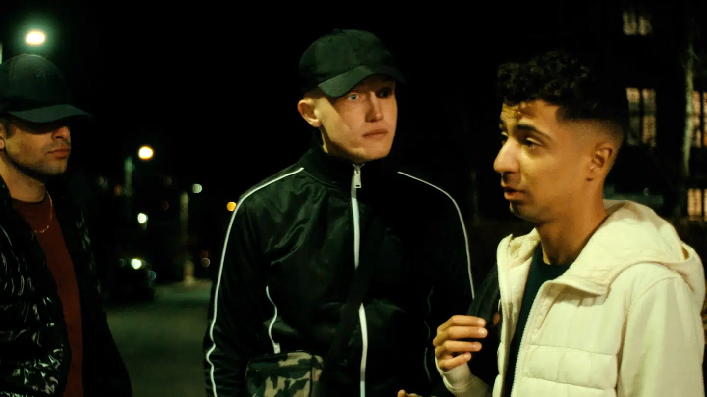 Pengegæld og hård attitude er en del af 'En for holdet'-seriens univers. Til højre er det hovedpersonen Jass spillet af Ali Jassem Mahdi.