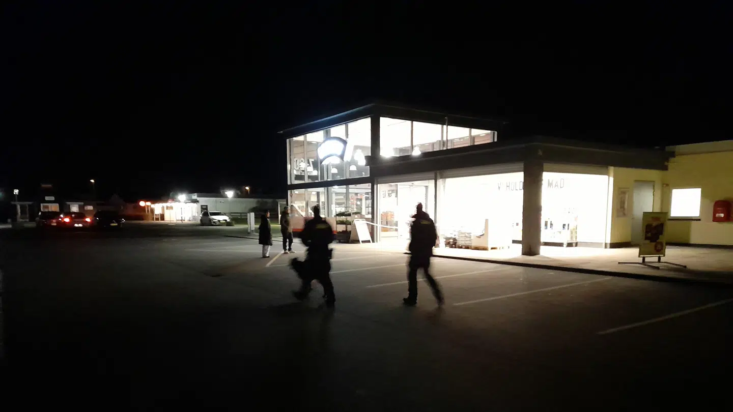 Fyns Politi undersøger området omkring Meny på Åbakkevej i Korup, Odense, efter et røveri. Det er endnu uvist, hvor mange penge røveren fik fat i.