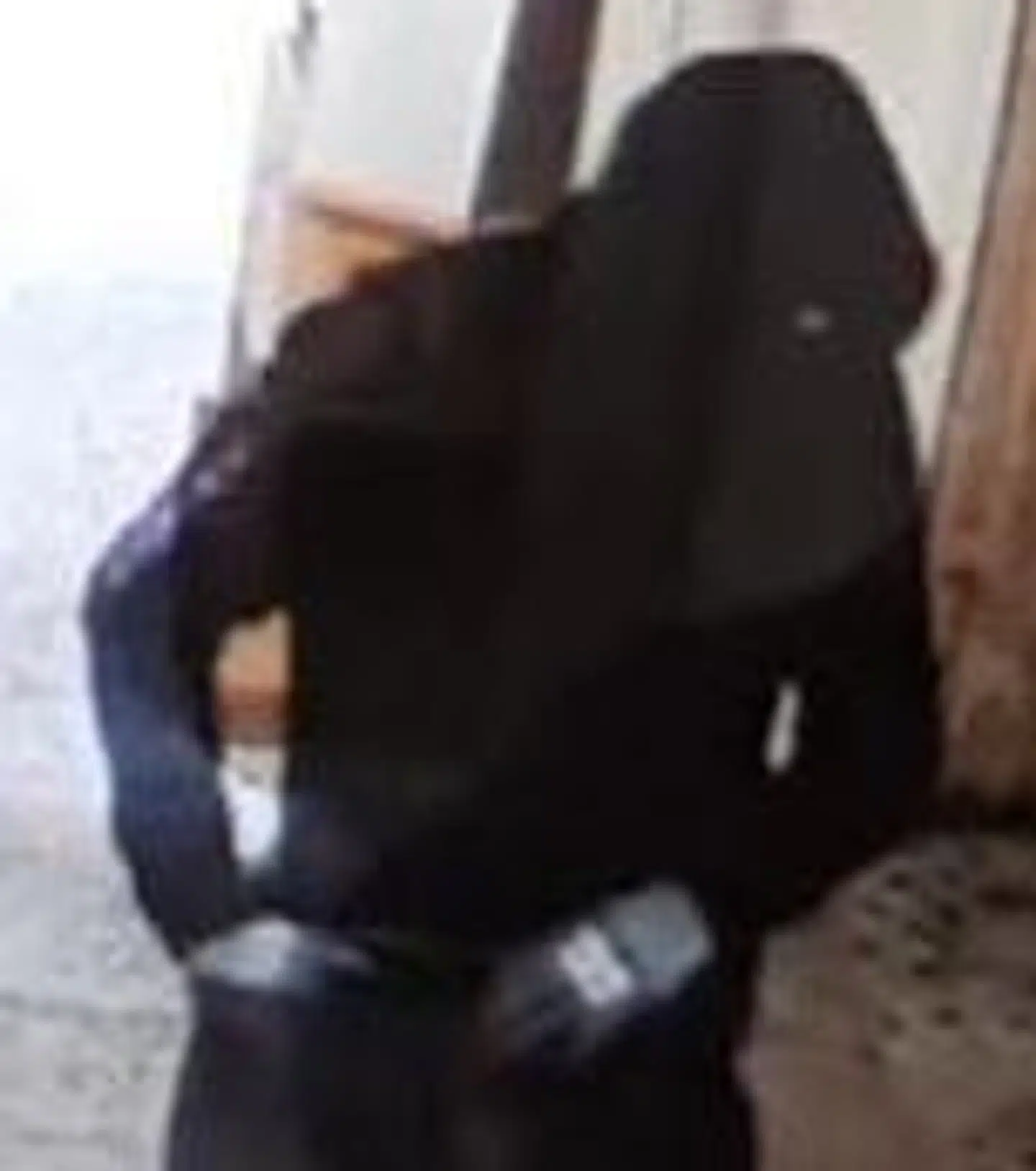 Fyns Politi efterlyser denne mand, som mandag aften røvede Meny i Korup. Foto: Fyns Politi