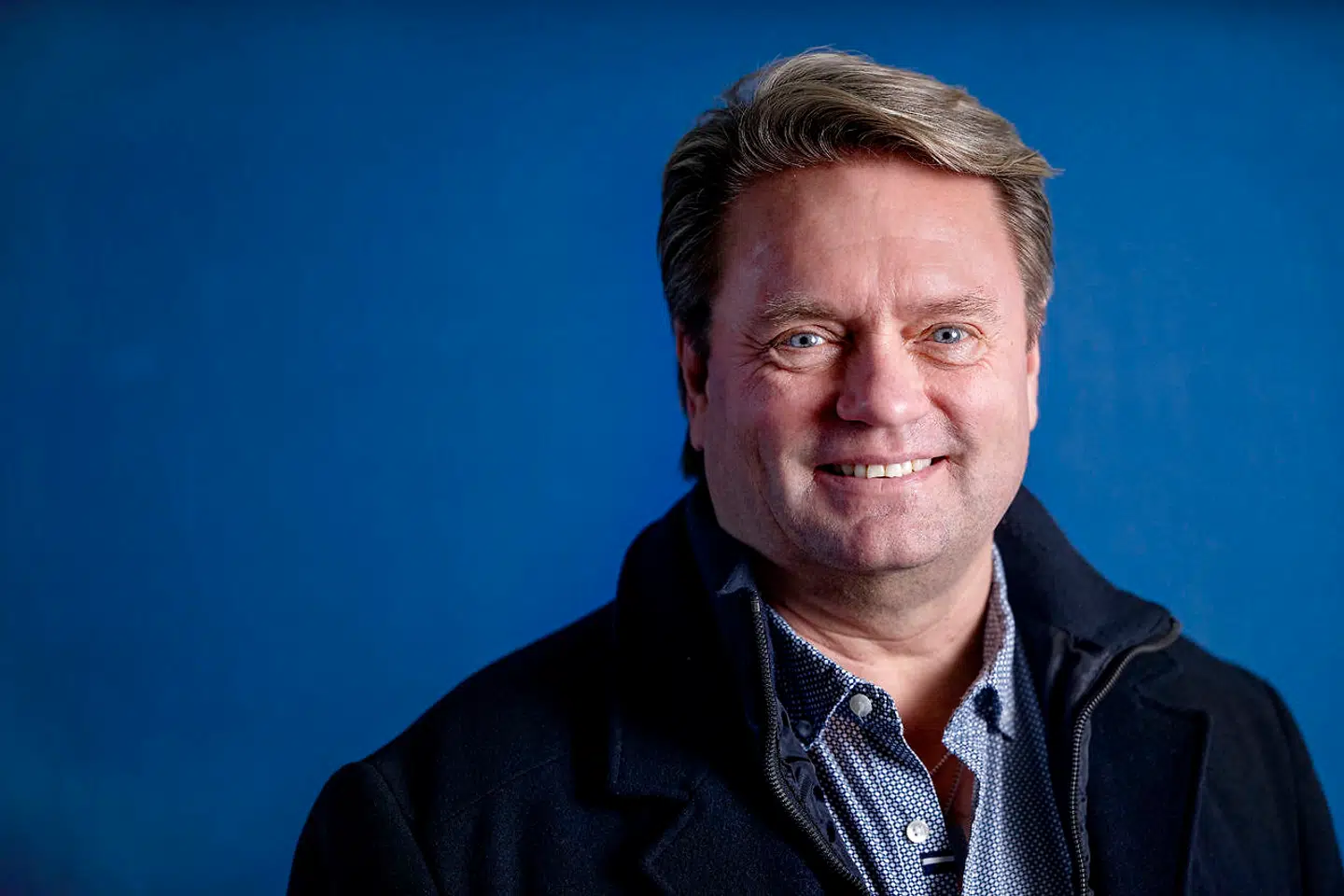 Som frontfigur i Kandis har Johnny Hansen i 33 år levet sin drøm. Men i mange år har det populære dansktoporkester ikke ligefrem været en del af det fine selskab. Men nu er der kommet andre boller på suppen.