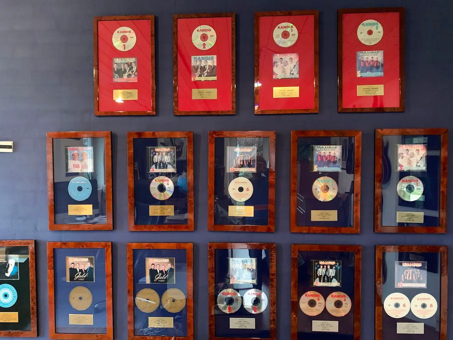 53 guld- og platinplader samt 9 musikpriser pryder den ene væg i Johnny Hansens arbejdsværelse.