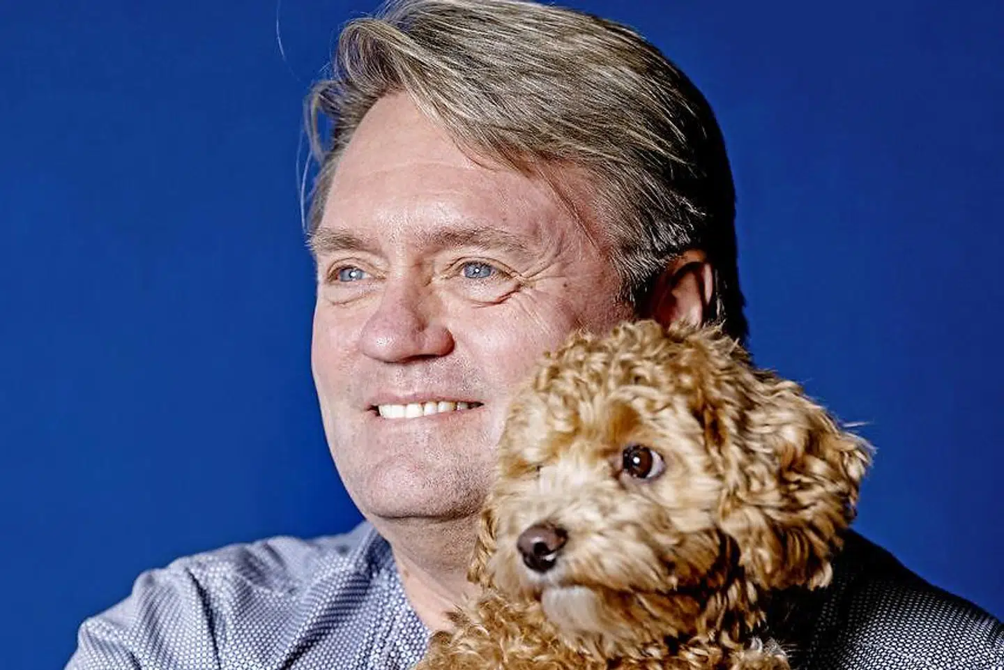 Johnny Hansen med det nyeste medlem af Kandis-familien, hunden Bailey.