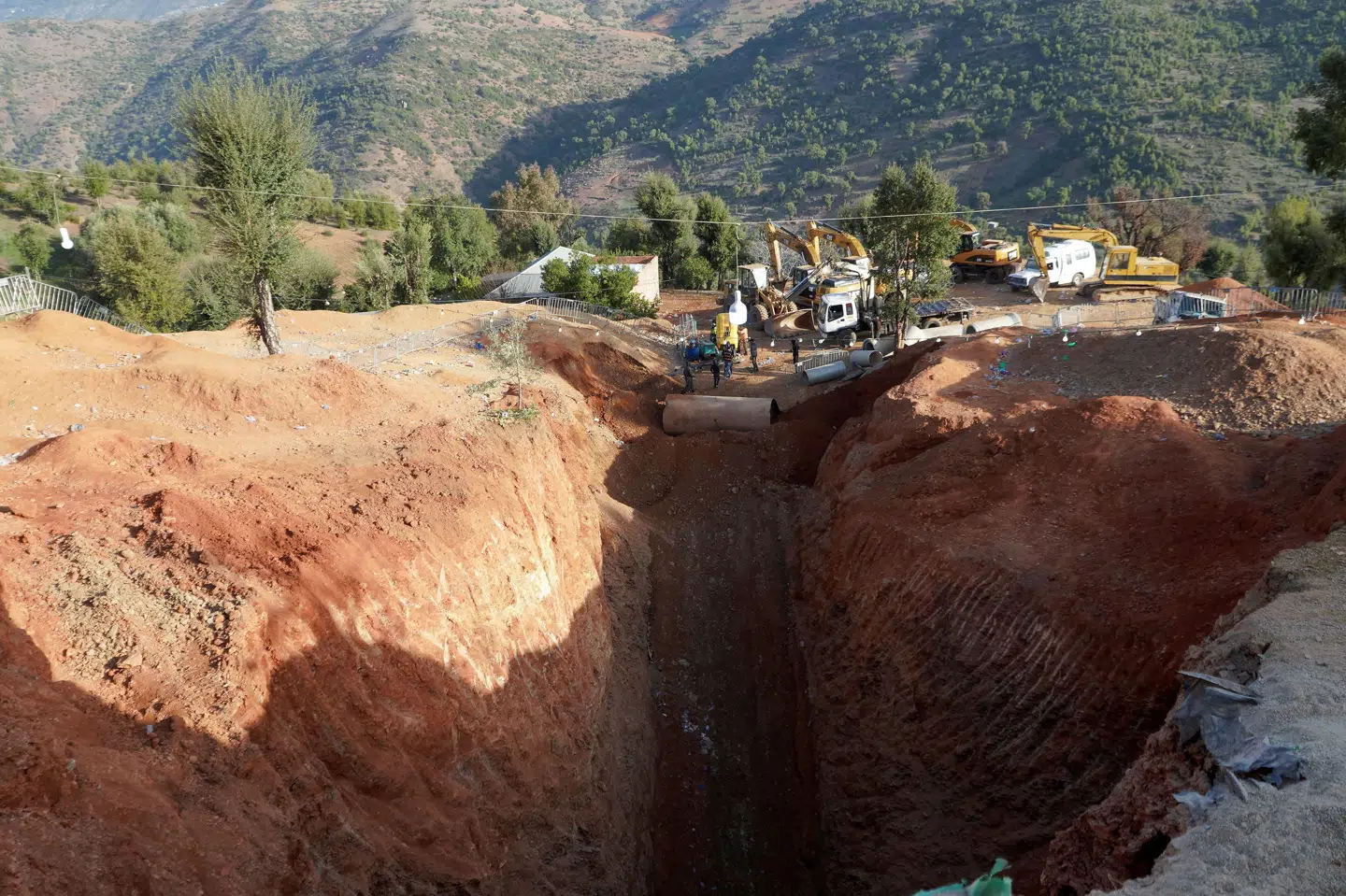 Marokko begravede mandag eftermiddag en femårig dreng, som sidste uge var fanget i en 32 meter dyb udtørret brønd i fem døgn, hvilket udløste en omfattende redningsoperation. Abdelhak Balhaki/Reuters