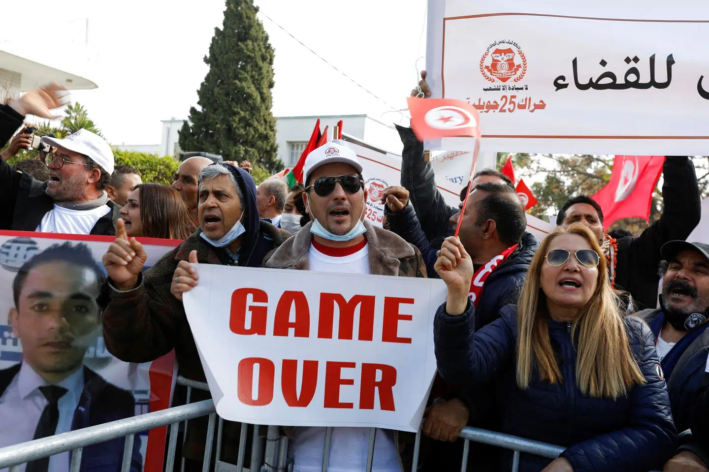 Tilhængere af den tunesiske præsident, Kais Saied, demonstrerede søndag i hovedstaden Tunis uden for det retlige råd, som Saied vil opløse. Zoubeir Souissi/Reuters