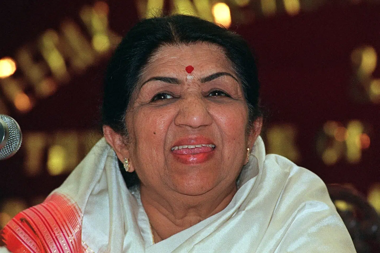 Lata Mangeshkar, der her ses tilbage i 1999, var en af de største stjerner i det indiske kulturliv. Hun er søndag død efter næsten en måneds indlæggelse efter coronasmitte (Arkivfoto). Sebastian D''souza/Ritzau Scanpix