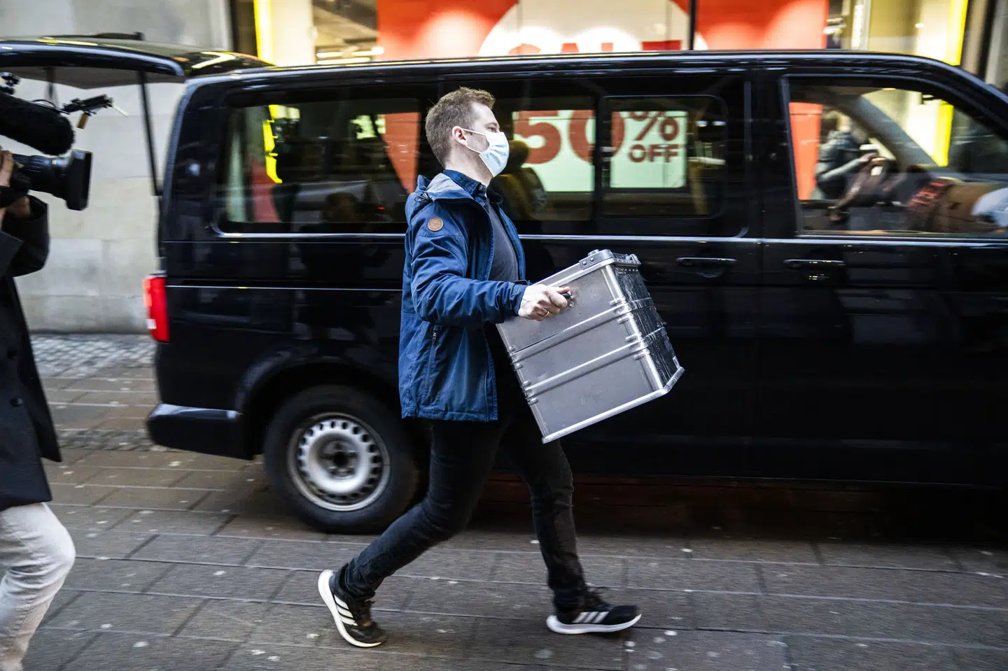 Dokumenterne i sagen mod den hjemsendte FE-chef, Lars Findsen, blev fredag morgen rullet op foran Københavns Byret i en sort varevogn med tre civilklædte betjente. I sølvfarvede og låste kasser slæbte de materialet ind i retten. Martin Sylvest/Ritzau Scanpix