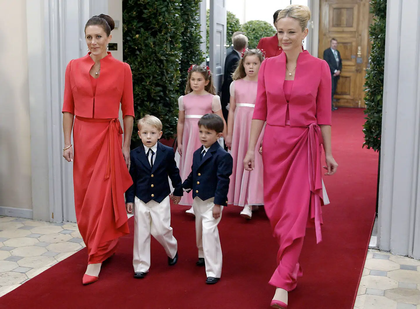 Brudepigen Amber Petty (th.) ankommer til Vor Frue Kirke sammen med Marys søstre, Patricia og Jane, deres døtre Erin og Kate samt prins Nikolai og grev Richard.