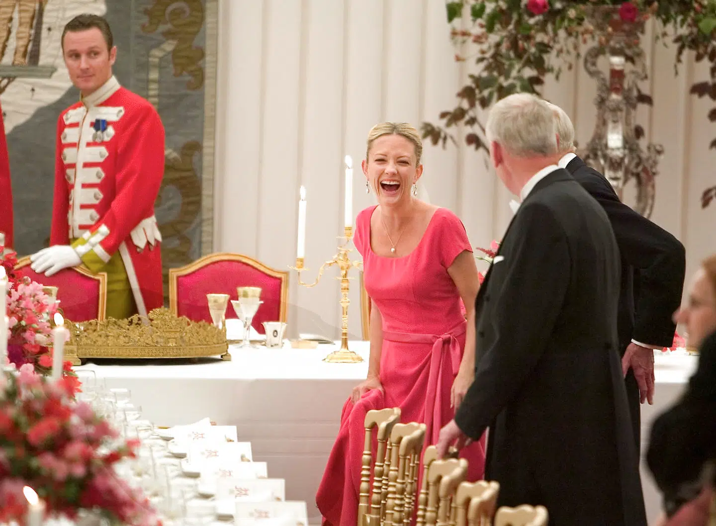 At Amber Petty ikke helt havde styr på etiketten ved det royale bryllup, synes at lyse ud af livristens øjne.