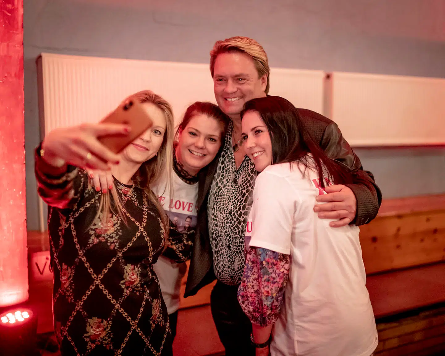 Johnny Hansen stiller troligt op, når fans beder om selfies. Men nogle vil have mere end det.