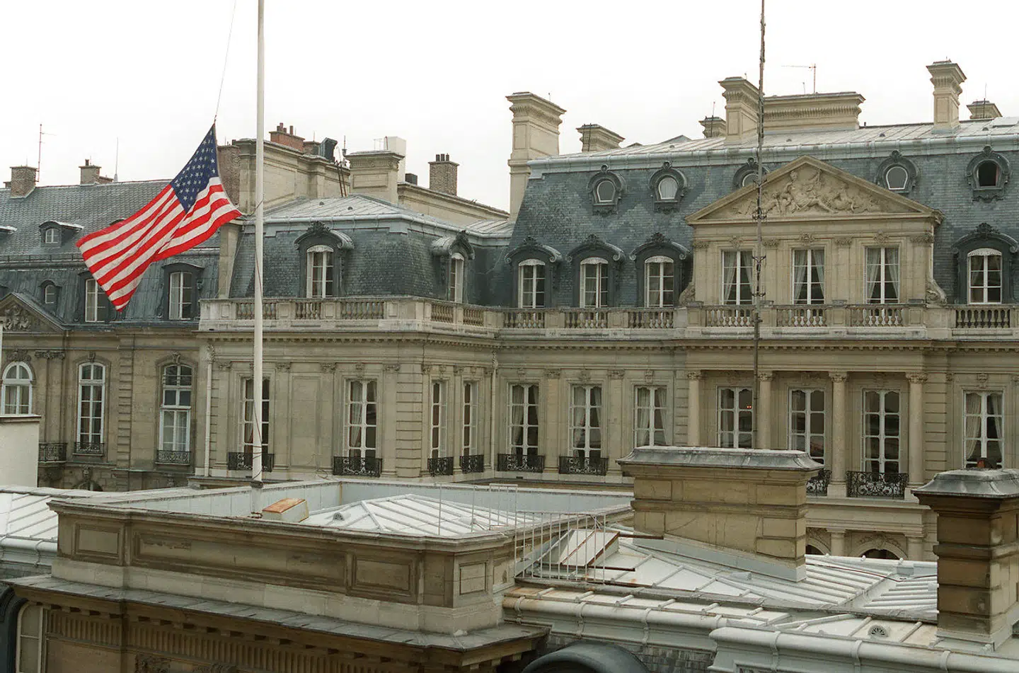 Den amerikanske ambassade i Paris. Her blev flere diplomater ramt af Havana-syndromet i januar.