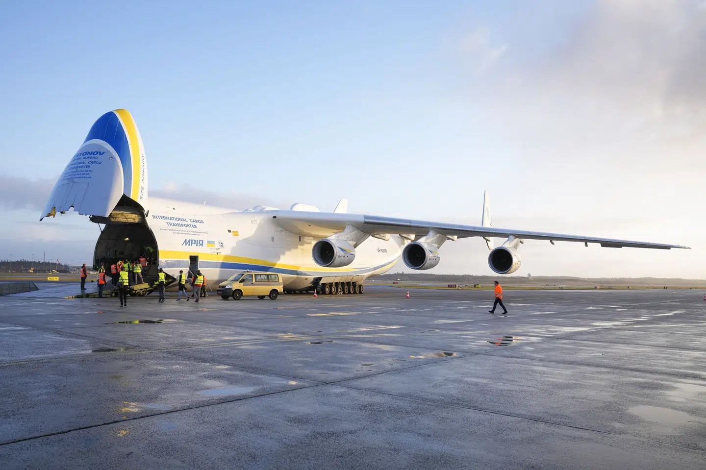 Verdens største fly, Antonov An-225 Mriya, befinder sig lørdag i Billund Lufthavn. Bo Amstrup/Ritzau Scanpix