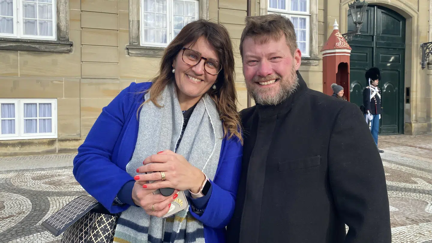 Marie og Michael Ekdal så Kronprinsessen komme ud og vinke lørdag eftermiddag.