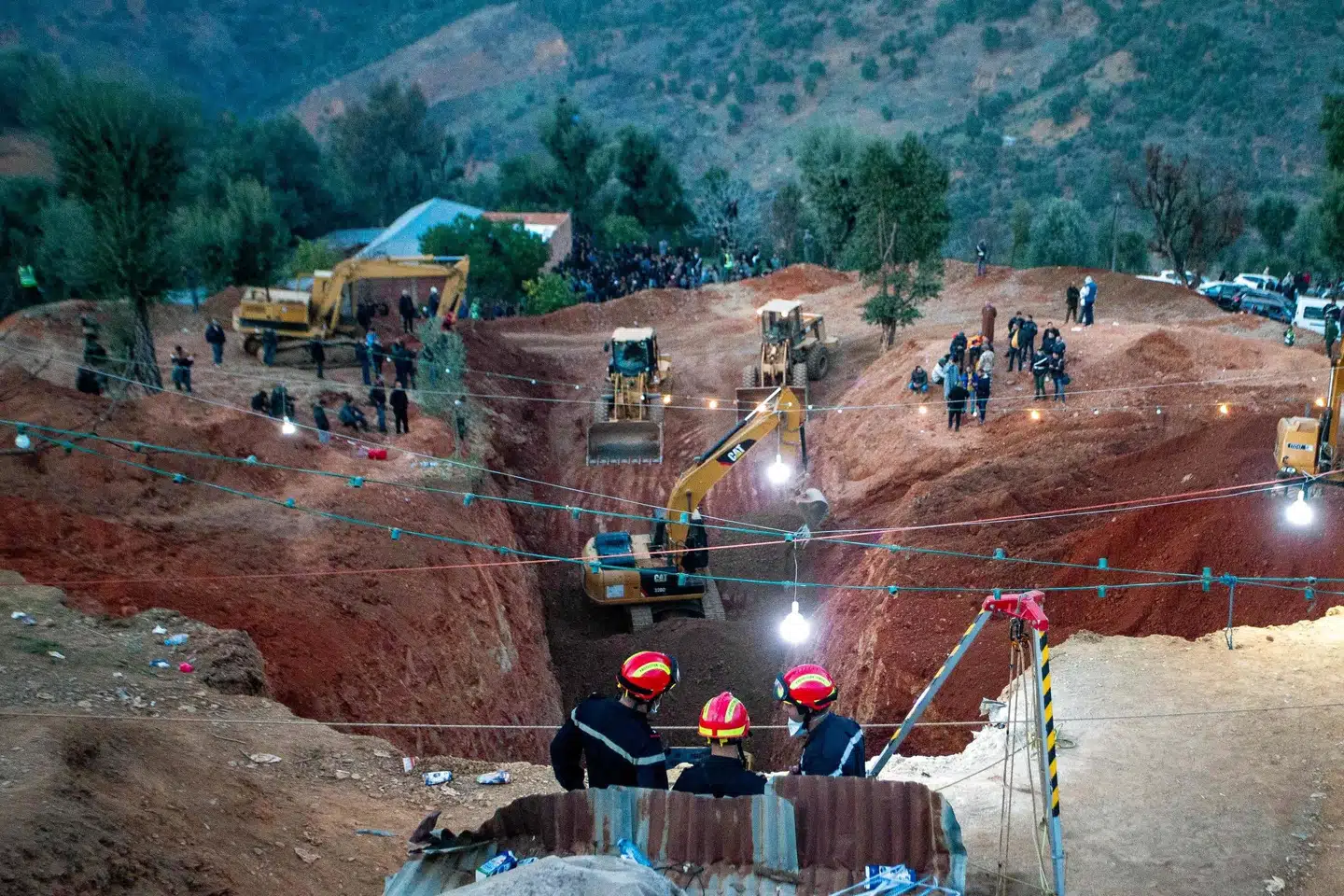 Mindst fem gravemaskiner har siden tirsdag lavet en enorm udgravning ved siden af den brønd, som den femårige dreng sidder fast i. (Foto af AFP) -/Ritzau Scanpix