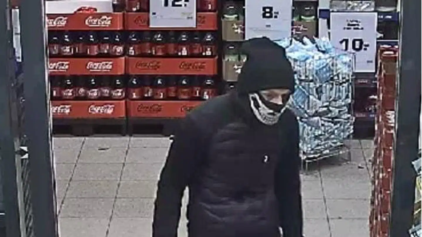 Under et døgn efter, Fyns Politi offentliggjorde et billede af gerningsmanden bag et røveri i Rema1000 i den odenseanske forstad Anderup, er en 27-årig mand blevet idømt ni måneders fængsel. Foto: Fyns Politi