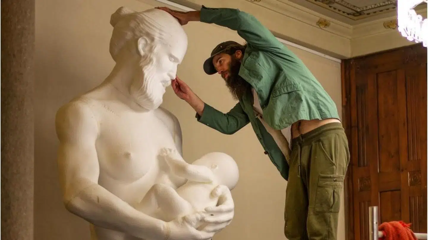 Den 3,5 meter høje statue forestiller en klassisk mandeskikkelse, der ammer et barn.