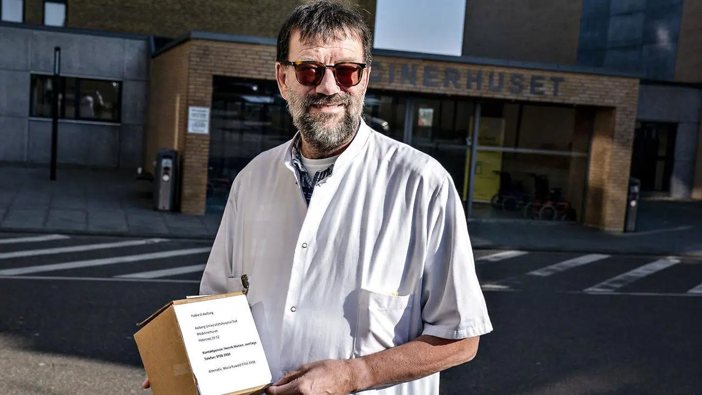 Professor og ledende overlæge på Aalborg Universitetshospital, Henrik Nielsen, vil sammen med et hold kendte forskere undersøge, om briller kan bremse coronasmitte.