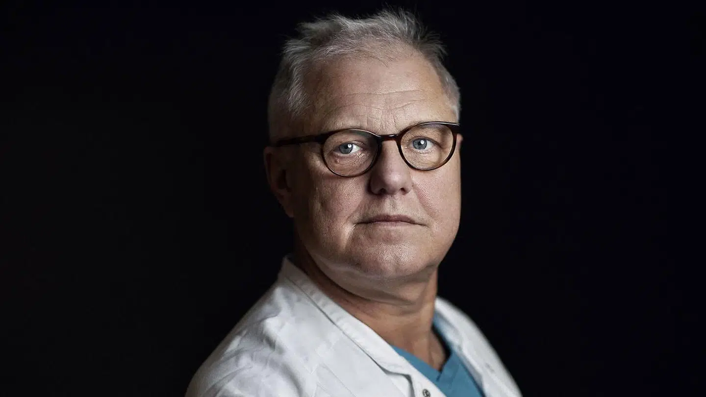 Lars Østergaard, ledende overlæge ved Aarhus Universitetshospital og klinisk professor i infektionsmedicin ved Klinisk Institut, Aarhus Universitet, er et af flere kendte coronaansigter, som også er med i undersøgelsen af danskernes briller.