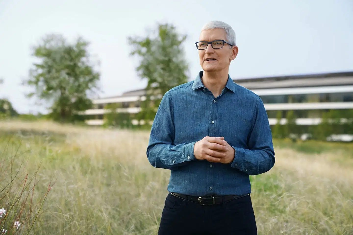 Tim Cook taler ved et onlinebegivenhed, hvor han præsenterer nye produkter.