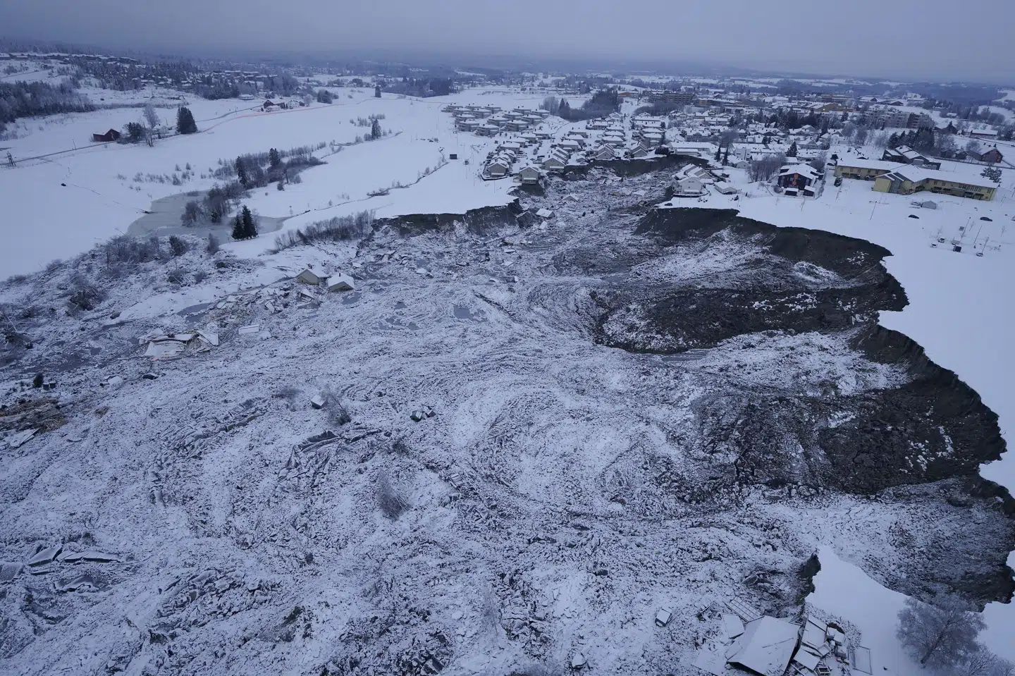 Jordskreddet i Ask skabte et stort krater, som flere huse blev revet med ned i. (Arkiv). Ntb Scanpix/Reuters
