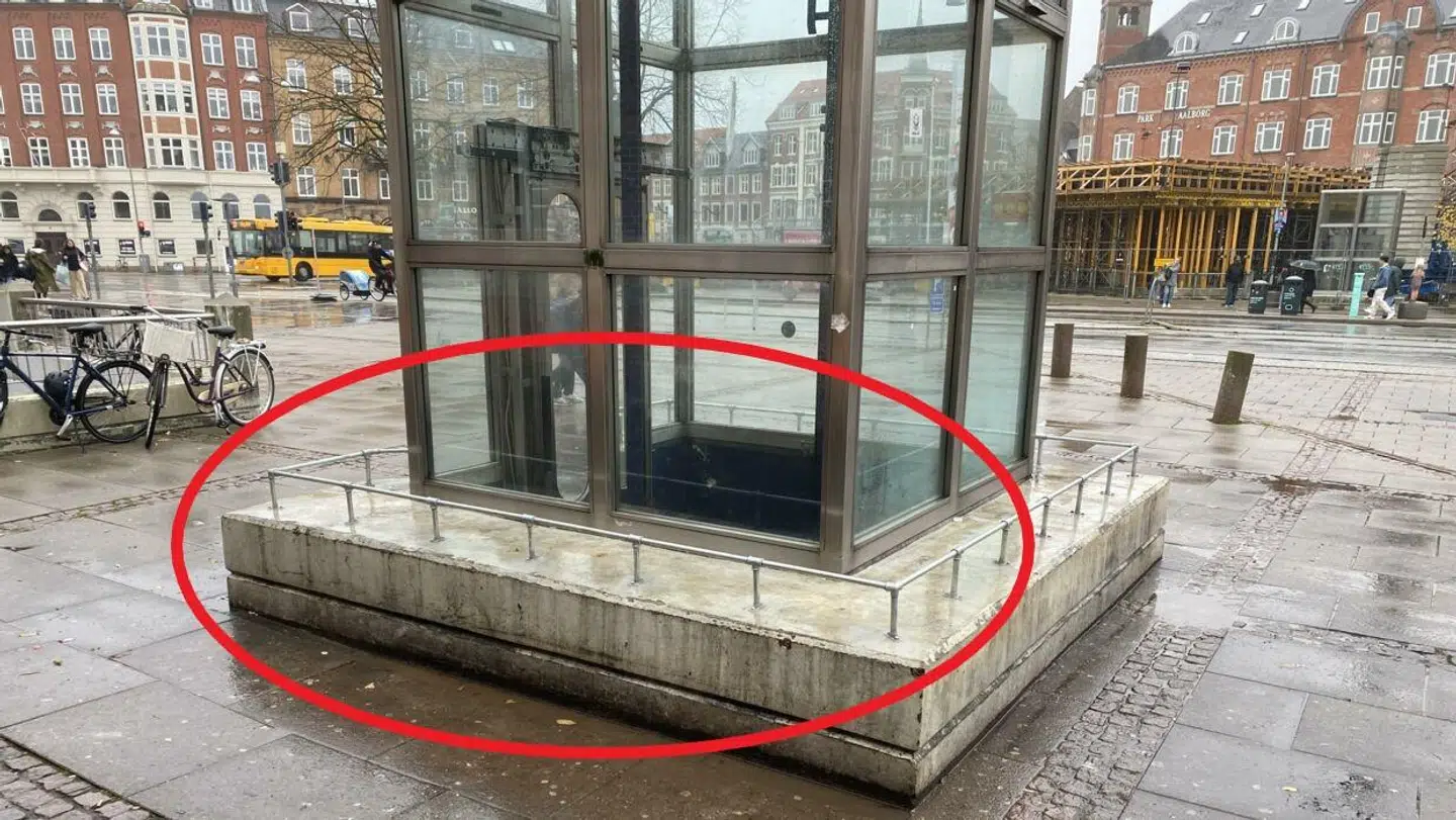 Gelænderet er blevet sat op omkring elevatoren ved banegården.