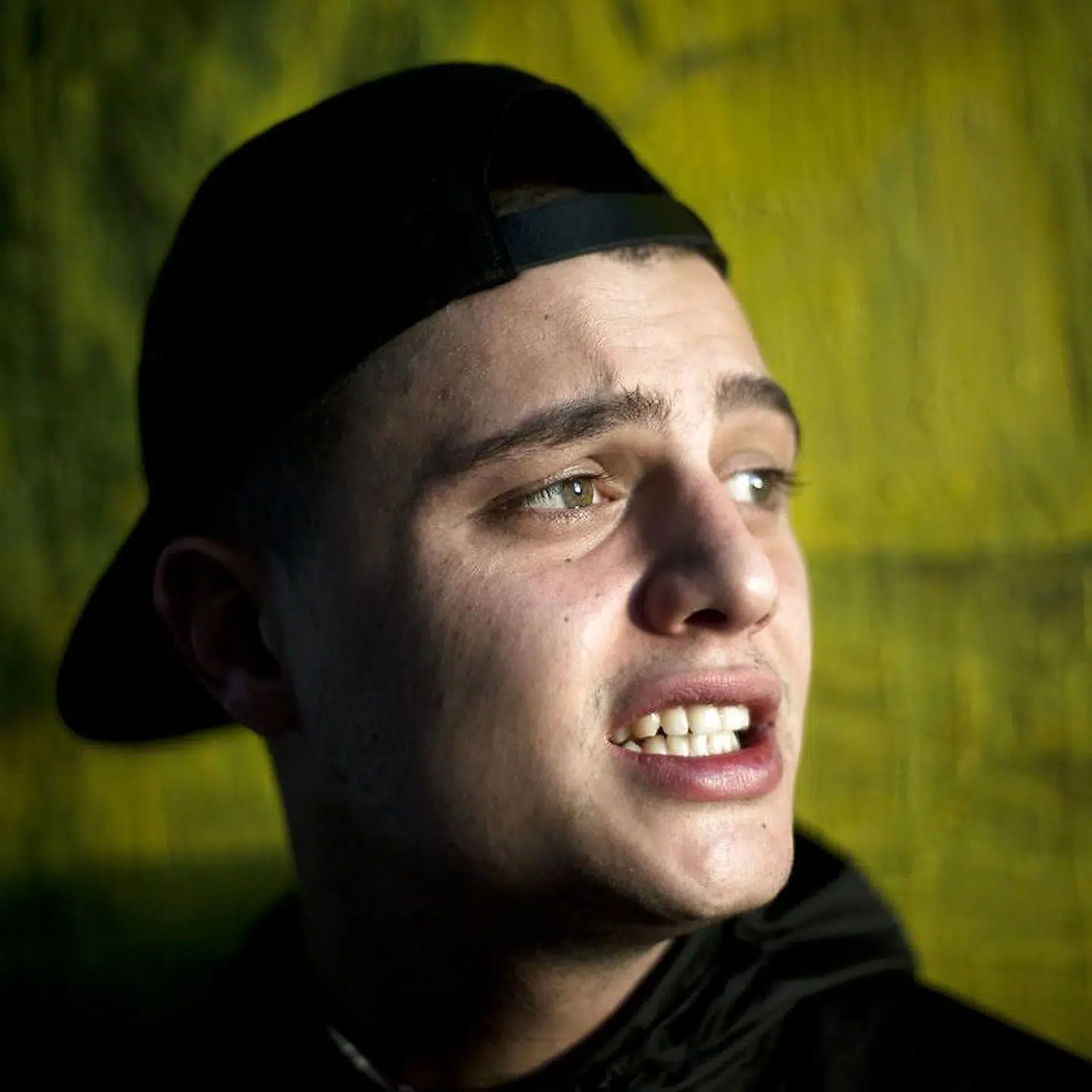 Som ung var Nicholas Westwood Kidd en del af miljøet omkring Ungdomshuset og endte med at ryge i fængsel efter sin første demonstration. I dag er han succesfuld rapper med store hits som 'Boungiorno' og 'Ikk' Lavet Penge' og ikke mindst sit eget pladeselskab på cv'et.