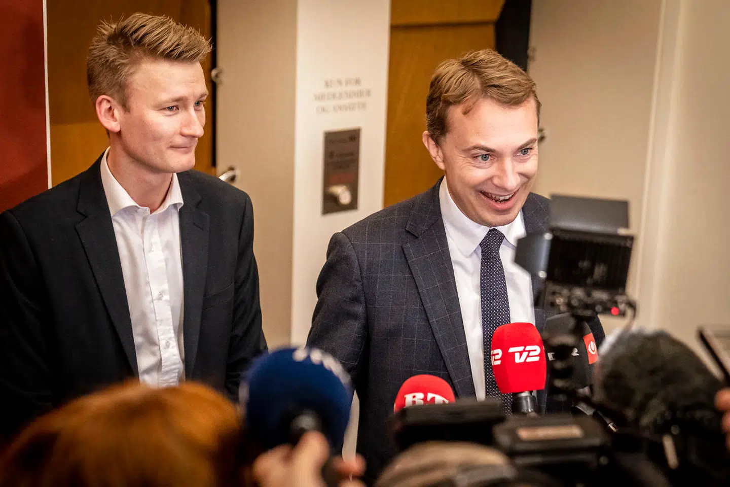 Peter Kofod og Morten Messerschmidt ankommer til Dansk Folkepartis første møde i folketingsgruppen efter formandsvalget på Christiansborg i København, tirsdag den 25. januar 2022.. (Foto: Mads Claus Rasmussen/Ritzau Scanpix)