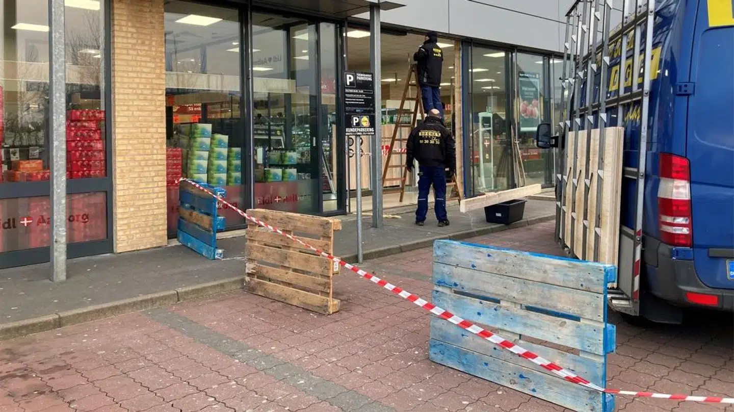 Der måtte tilkaldes hjælp hos Lidl i Aalborg, efter at en 82-årig kvinde mandag påkørte butikken.