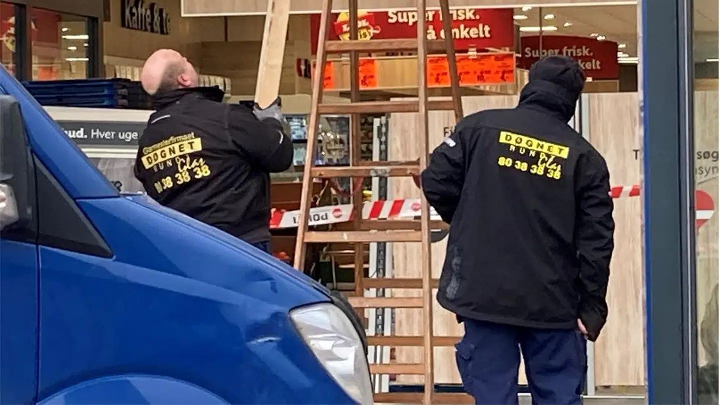 Håndværkere måtte træde til hos Lidl i Aalborg, efter at en ældre dame havde påkørt indgangspartiet til butikken.
