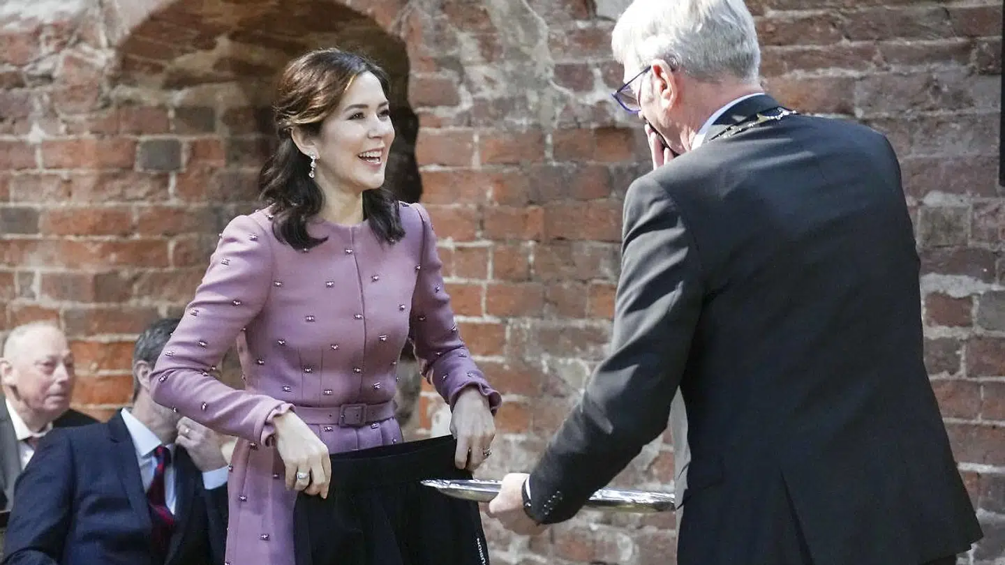 Kronprinsessens 50-års fødselsdag: Kronprinsessen åbner udstillingen 'Mary og kronprinsesserne' på Koldinghus i Kolding, mandag 31. januar 2022. Udstillingen tegner et portræt af Kronprinsessen og Kronprinsessens forgængere i Glücksborg-slægtens historie og sætter fokus på den opgave og de muligheder, der ligger i at være kronprinsesse. Koldings borgmester, Knud Erik Langhoff, gav Mary et par løbeshorts, da Royal Run også skal finde sted i Kolding. (Foto: Claus Fisker/Ritzau Scanpix)
