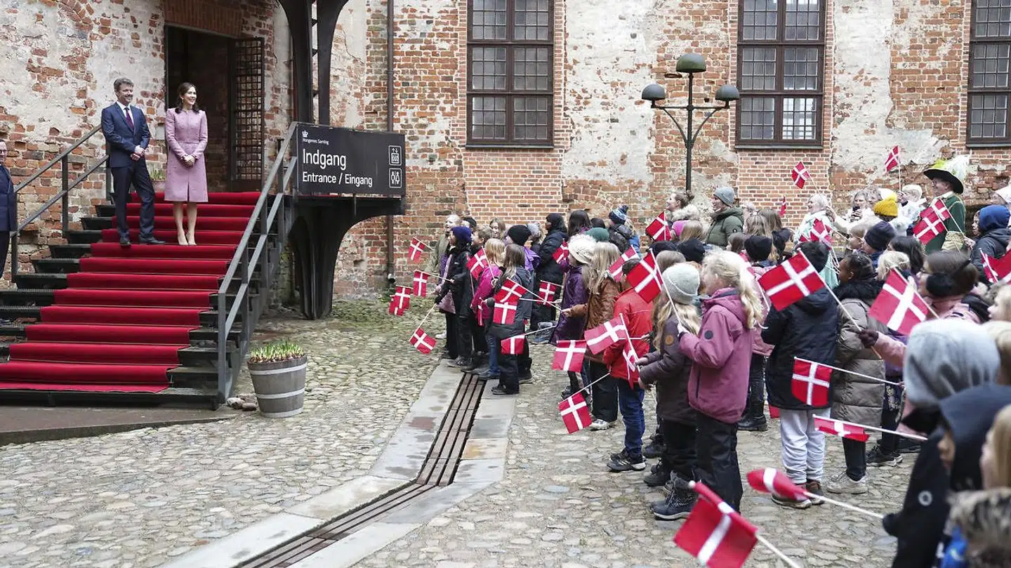 Kronprinsessens 50-års fødselsdag: Kronprinsessen åbner udstillingen 'Mary og kronprinsesserne' på Koldinghus i Kolding, mandag 31. januar 2022. Udstillingen tegner et portræt af Kronprinsessen og Kronprinsessens forgængere i Glücksborg-slægtens historie og sætter fokus på den opgave og de muligheder, der ligger i at være kronprinsesse. Skolebørn fra Bramdrupdam Skole overraskede med fødselsdagssang. (Foto: Claus Fisker/Ritzau Scanpix)