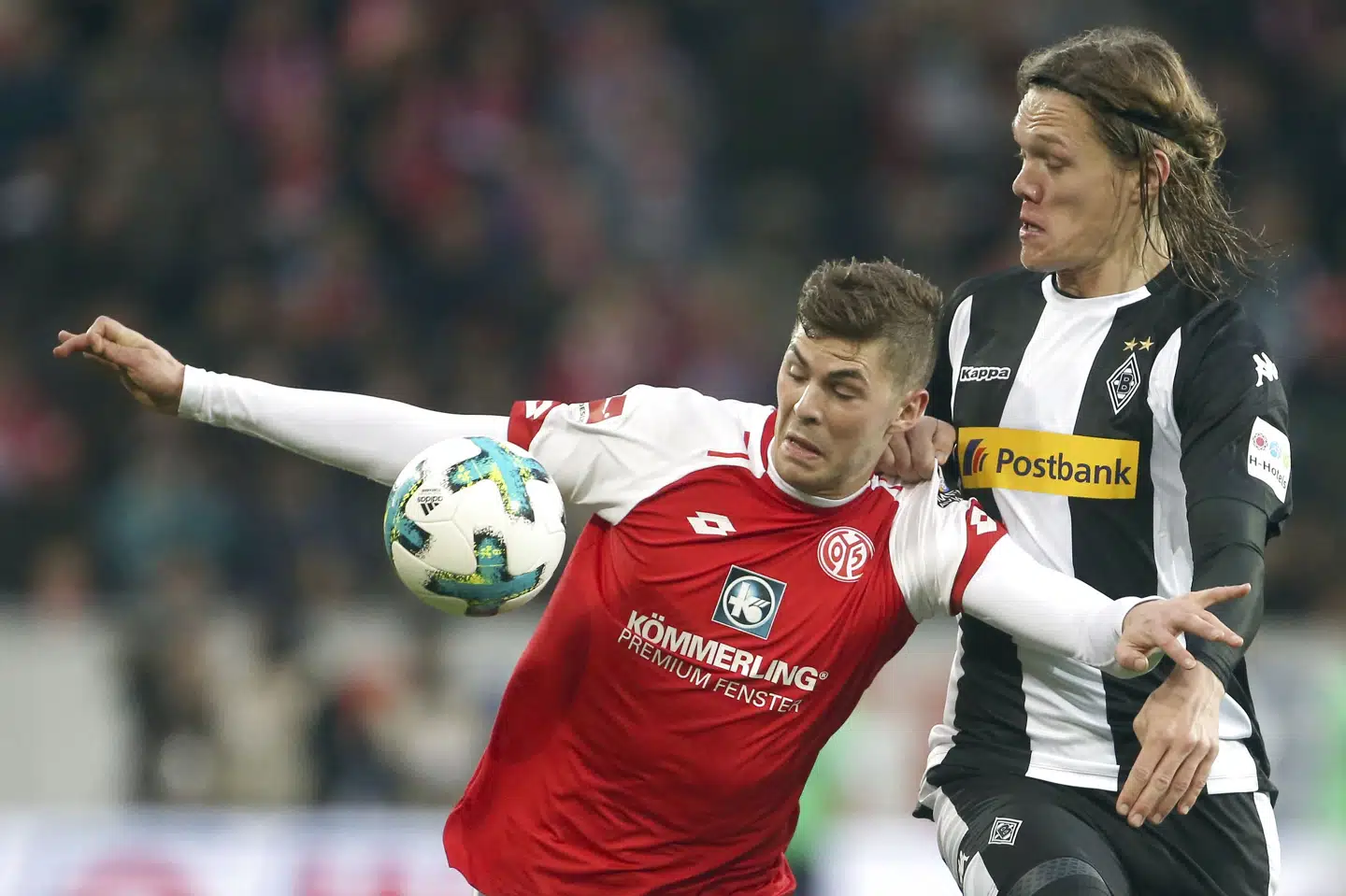 Emil Berggreen (tv.), her i duel med landsmand Jannik Vestergaard fra begge spilleres tid i tysk fodbold, skal slå sine folder i Sønderjyske. (Arkivfoto) Thomas Frey/Ritzau Scanpix