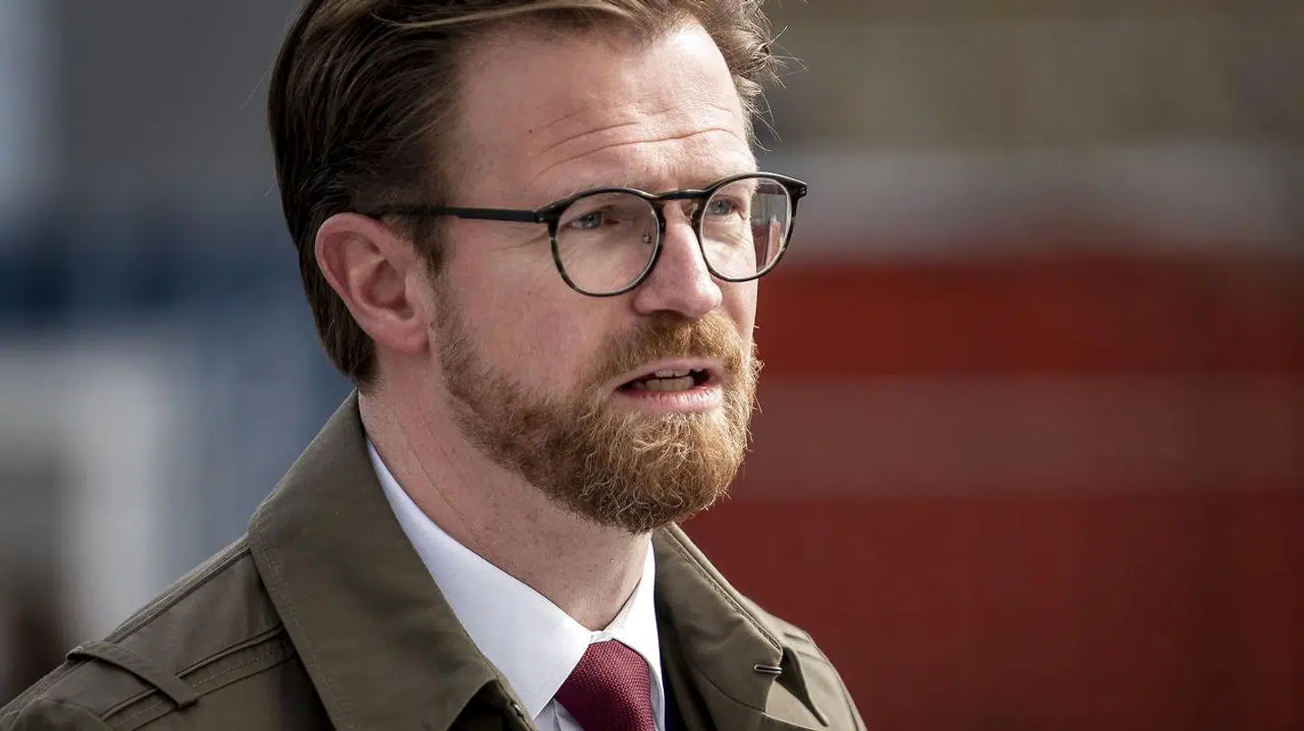 Transportminister Benny Engelbrecht (S) anklages for at have tilbageholdt vigtige oplysninger for Folketinget.