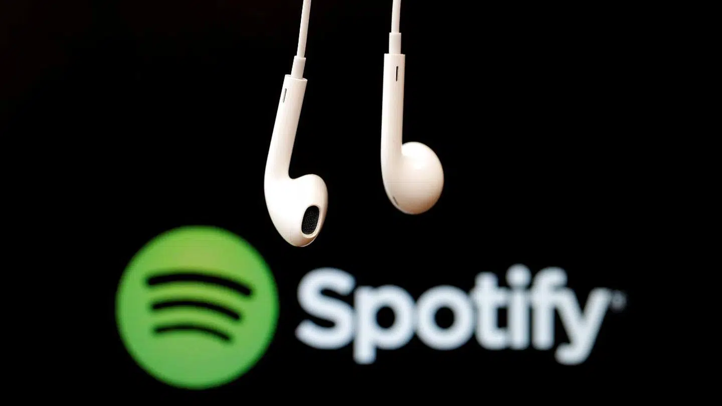Streamingtjenesten Spotify er under heftig kritik for at legitimere spredningen af misinformation om corona. Det har fået virksomhedens markedsværdi til at rasle ned.
