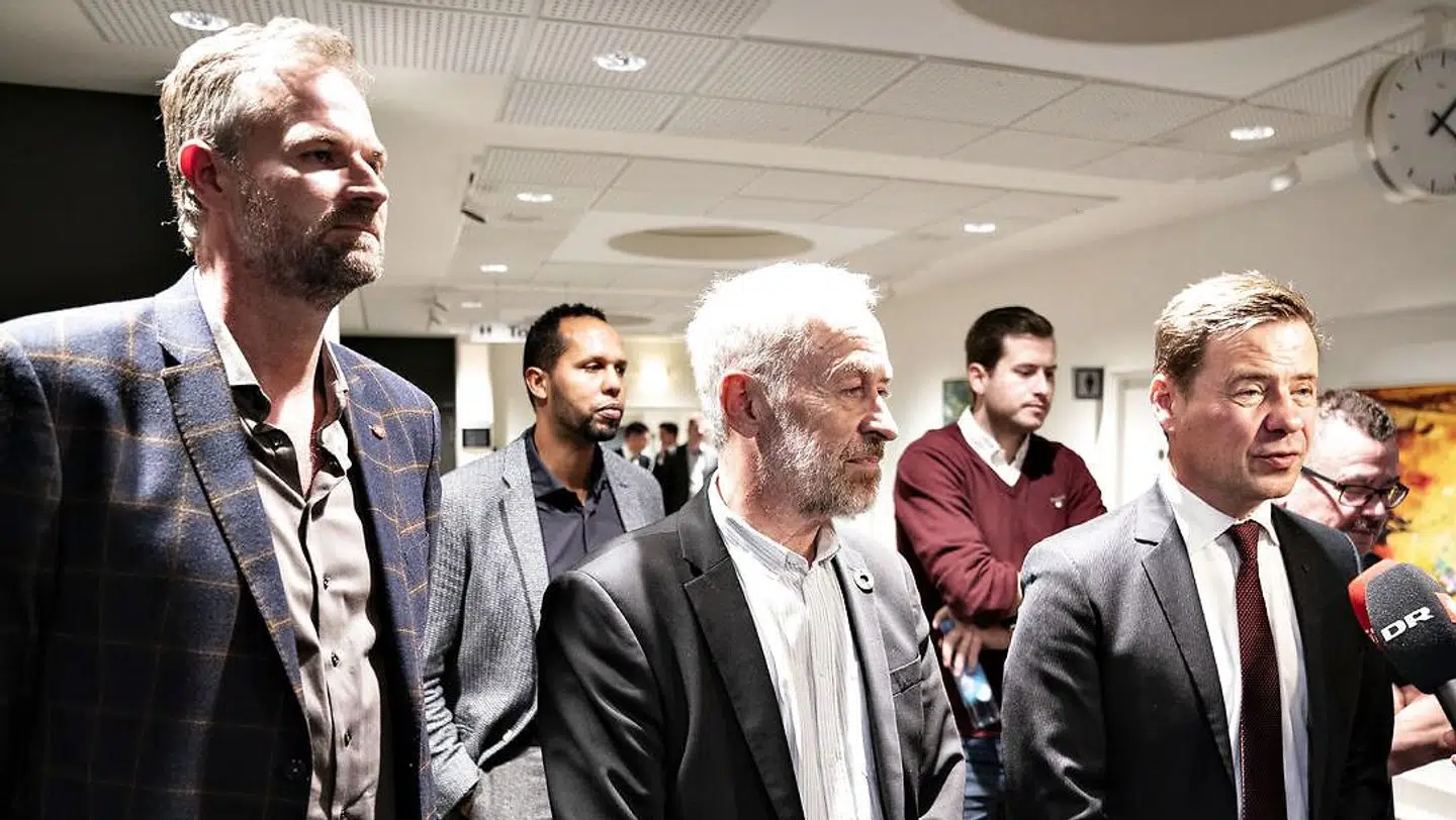 Aalborgs borgmester Thomas Kastrup-Larsen (til højre) på valgnatten i november 2021, flankeret af Peter Larsen fra SF til venste. SFeren har fortsat tillid til borgmesteren og kommunaldirektøren.