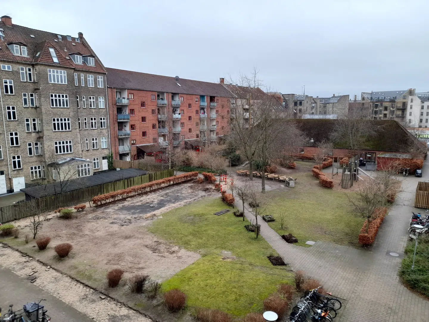 Inden længe er græs og legeplads erstattet af asfalt og parkeringspladser. Privatfoto