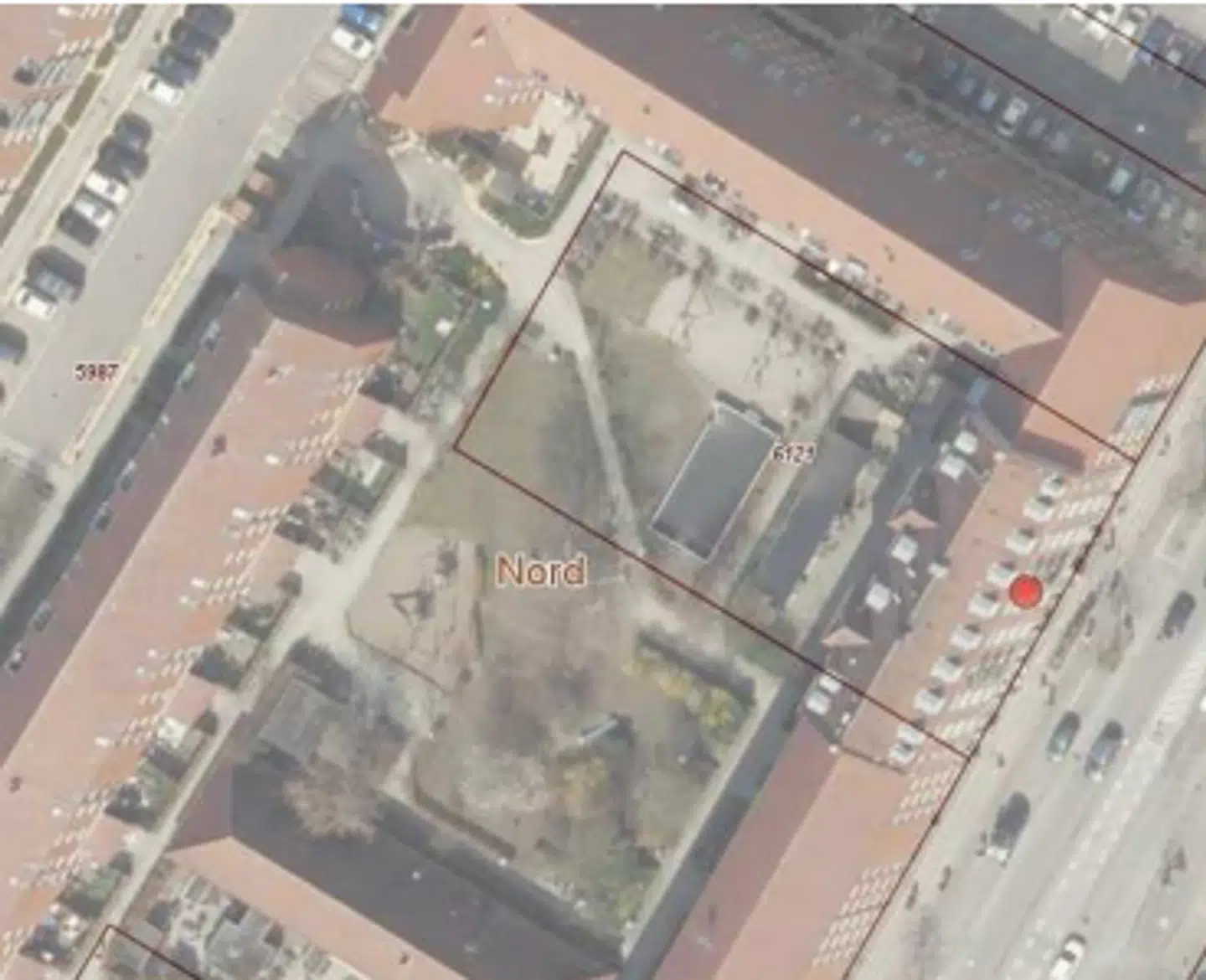 På billedet fremgår det, hvor i gården parkeringspladsen vil ligge. Lejlighederne i ejendommen ved den røde prik på kortet tilhører Kereby på adressen Jagtvej 101. De øvrige lejligheder omkring gården hører under ejendomsselskabet VIBO. Alle beboere har hidtil kunnet bruge udearealet. Foto: Notat, Københavns Kommune