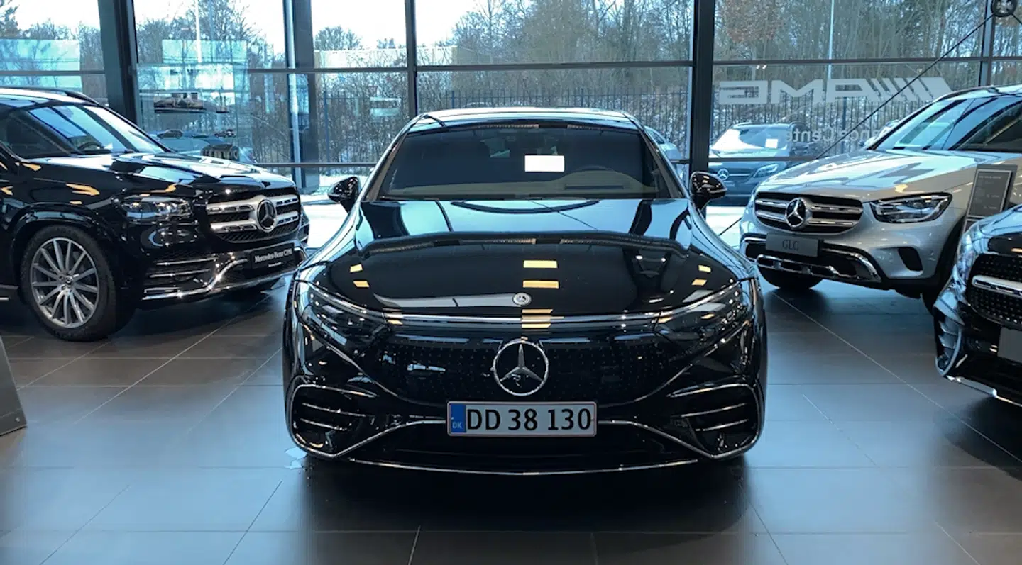 Priserne på Mercedes-Benz' nye elbil EQS starter ved 1,1 million kroner. Denne variant koster dog hele 1,8 millioner kroner.